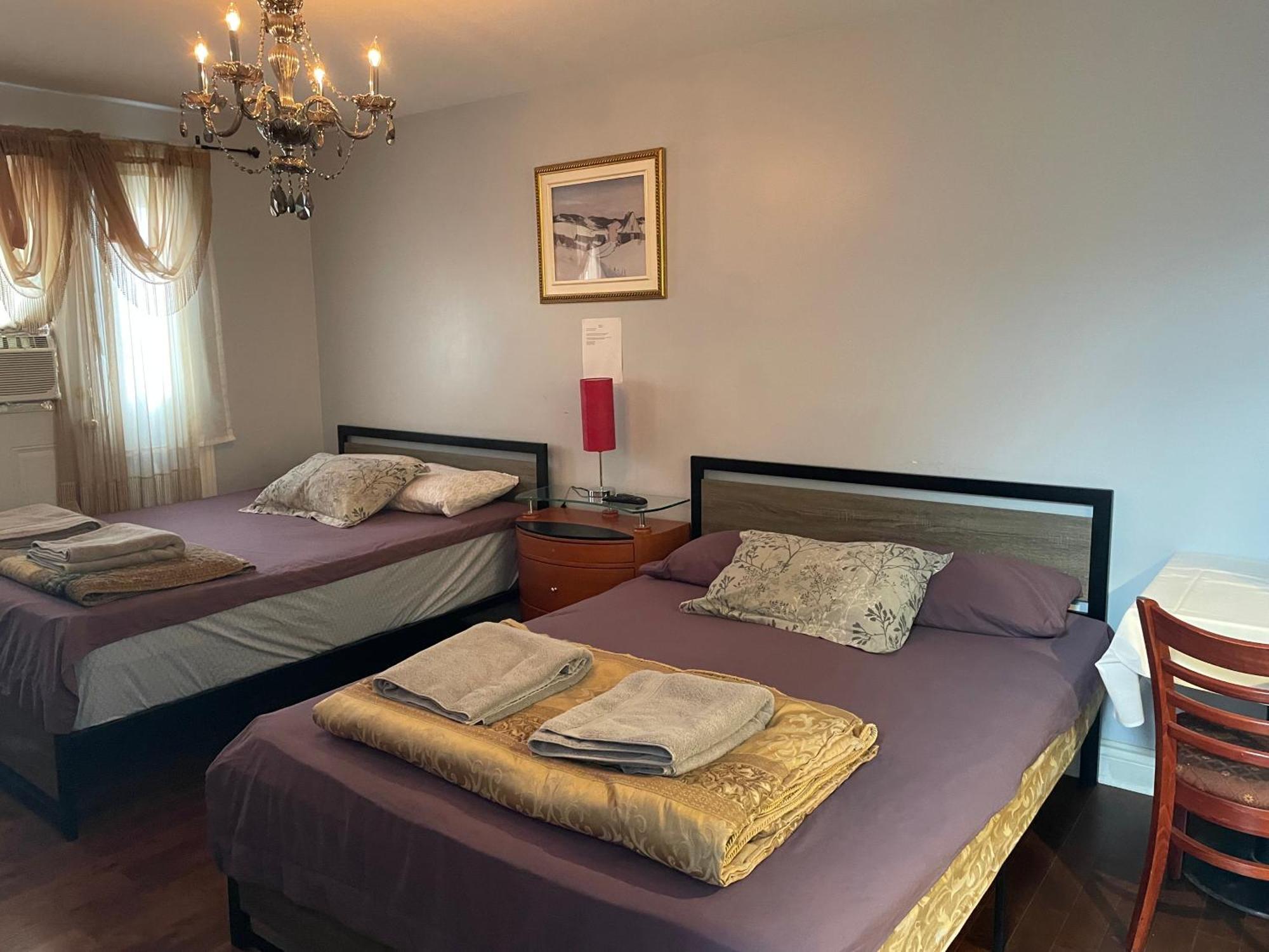 Self Service Small Breakfast, 2 Double Beds Private Room Montréal Extérieur photo