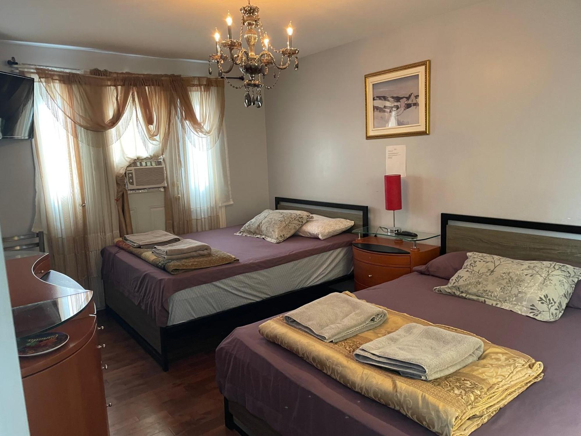 Self Service Small Breakfast, 2 Double Beds Private Room Montréal Extérieur photo